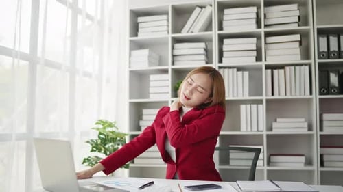 Une femme d'affaires est sérieusement stressée par le travail et a mal à la tête à cause du syndrome du bureau.
