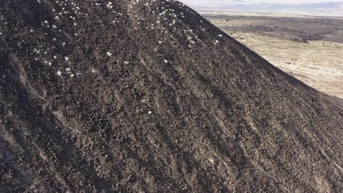Survoler et survoler le bord du cratère volcanique d'Amboy, dans le désert de Mojave. Des sentiers sillonnent
le pays