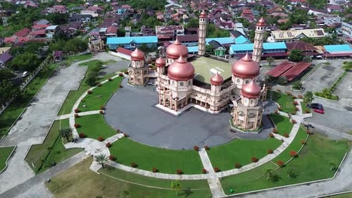 MT - Belle mosquée dans un paysage rural paisible