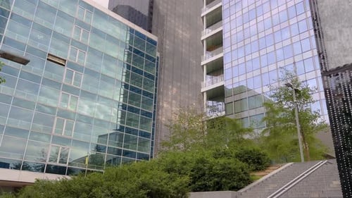 Bürogebäudefenster auf Wolkenkratzergebäude mit vielen Unternehmensbüros von Erfolgsunternehmen