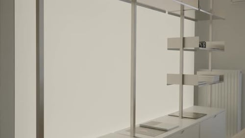 L'étagère minimaliste avec rétroéclairage LED intégré s'éteint dans l'appartement