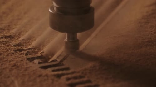 Geometrisches Muster auf Holzplatte mit kleinem Bohrer in der Holzwerkstatt schnitzen, Makroansicht