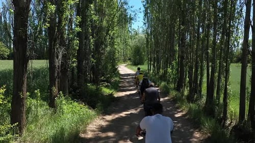 Personnes faisant du vélo parmi les arbres avec Aerial Shot 2