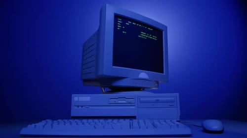 PC rétro avec console de chargement Programmeur créant des scripts, écran de base vert, ancien studio informatique