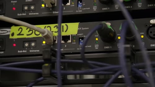 Différents connecteurs d'appareils Audio avec prises et câbles DMX