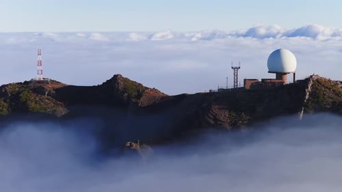 Panorámica aérea sobre el Pico do Arieiro, Radome y los acantilados de Madeira