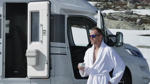 Heureux voyageur en camping-car dégustant son café du matin