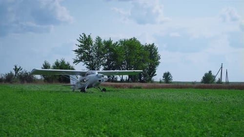 Kleines Flugzeug auf dem Land, das auf dem Flugplatz Green Grass stoppt und zum Parkplatz fährt.
Leicht
