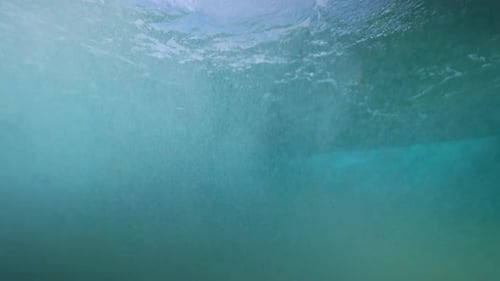Vue sous-marine des bulles créées par les vagues à la surface au ralenti.