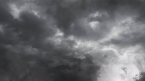 relámpagos y nubes sobre el cielo tormentoso