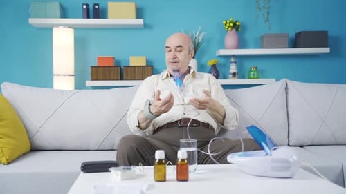 Un vieil homme utilise un respirateur pour mesurer sa tension artérielle.
