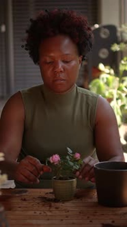 Um entusiasta da jardinagem que adora trabalhar com plantas para realização pessoal