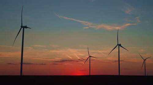 Windpark-Silhouetten bei Sonnenuntergang Erneuerbare Energien