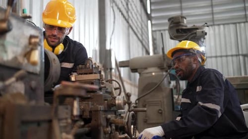 Arbeiter in der Maschinenwerkstatt.