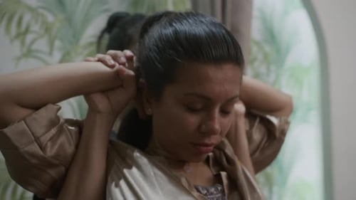 Kaukasische Kundin entspannt sich während der Thai-Massage