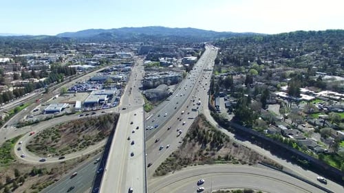 Hyperlapsus aérien au-dessus du réseau autoroutier de San Francisco.