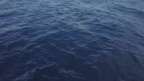 Foto de drone revelando uma ilha caribenha à distância.