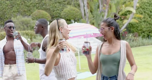 Grupo diversificado de amigos curtindo uma festa no jardim