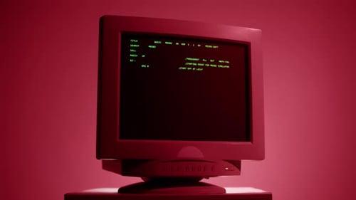 Retro-PC mit Ladecode Konsolen-Programmierer Skripte erstellen Grüner Basisbildschirm Altes Computerstudio