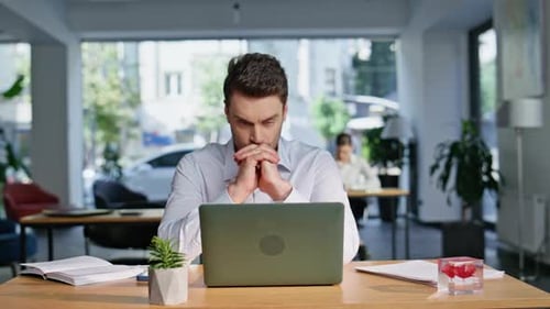 Nachdenklicher Unternehmer denkt über Lösungen für Geschäftssitzungen nach, Coworking, Nahaufnahme