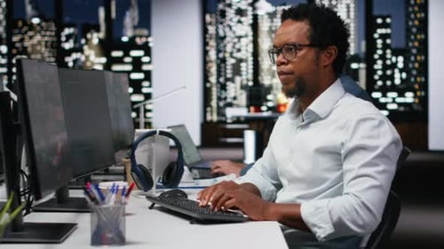 Développeur de logiciels sur le lieu de travail de l'entreprise effectuant l'assurance qualité des technologies