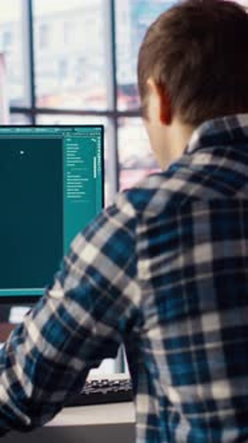 Mann löst persönliche Aufgaben mit KI LLM Chatbot beantwortet Eingabeaufforderungen