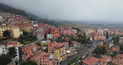 La sérénité aérienne au-dessus de Rocca Di Papa, en Italie, révèle son charme urbain