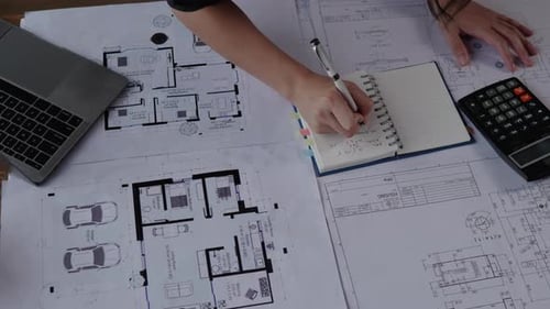 Ingénieur ou architecte travaillant sur des plans de construction de bâtiments.