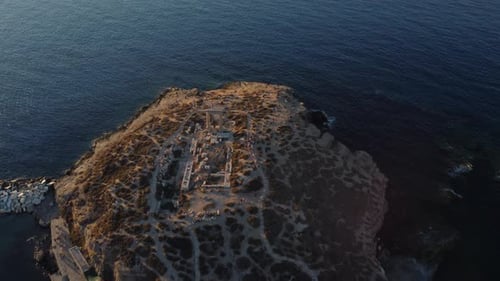 Vue aérienne de Naxos Chora et temple d'Apollon à Portara, île des Cyclades dans la mer Égée, Grèce