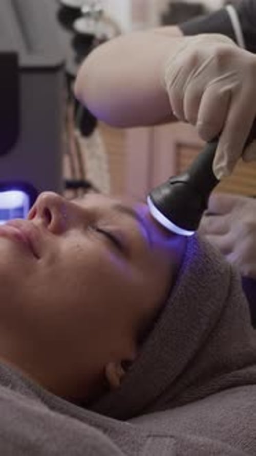 Vertical d'une femme subissant une intervention faciale aux ultraviolets