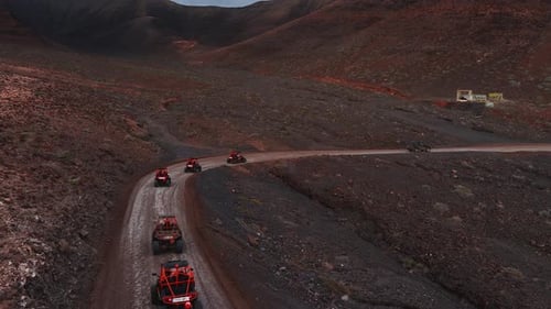 Convoy aéreo de cochecitos todoterreno de color naranja en la costa de Fuerteventura