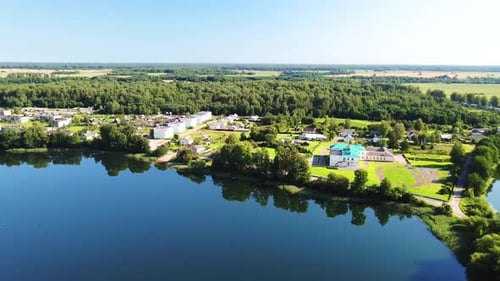 Gama de lagos Lago y pueblo Sloboda