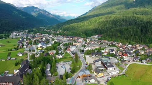 Ville de Kranjska Gora en Slovénie en été avec une nature magnifique et des montagnes en arrière-plan.
Afficher