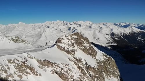 Vue panoramique sur la chaîne de montagnes enneigée