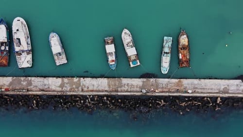 Boote legten bei Tageslicht an einem Pier in Küstennähe an