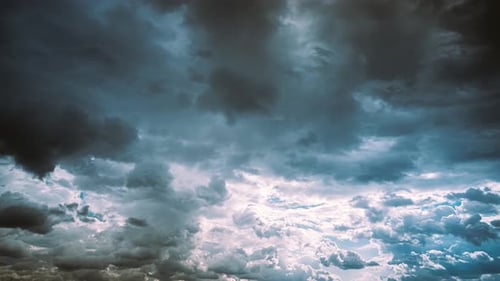 Von der Sonne beleuchtete Wolken bewegen sich schnell über den Himmel Bunter bewölkter blauer Himmel Flauschige Wolken Zeitraffer