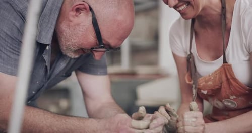4K-Videomaterial von einem Mann und einer Frau, die in einem Töpferstudio mit Ton arbeiten