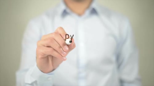 Pyramidenschema Man schreibt auf transparentem Bildschirm