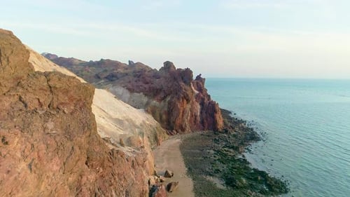 Drone fotografado com um lindo mar e montanha