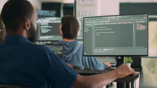 Ingeniero de sistemas afroamericano que trabaja en el desarrollo de software con código fuente