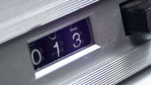 Vintage-Zähler mit rotierenden Zahlen auf dem Audiokassettenspieler