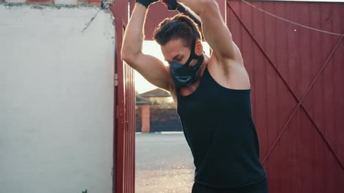 Homme faisant des exercices de musculation à l'extérieur