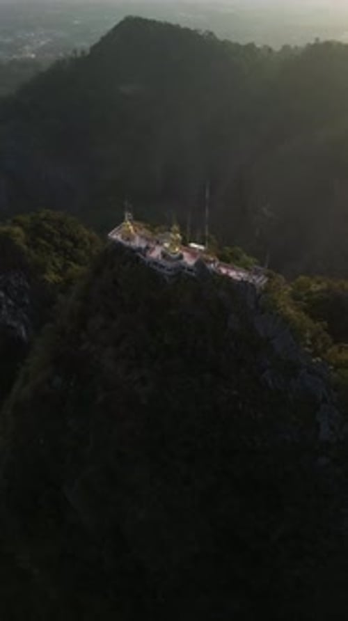 Vidéo par drone du magnifique temple rupestre du Tigre au sommet de la montagne