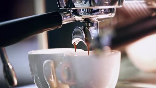 Espresso-Kaffeeextraktion aus einer professionellen Kaffeemaschine