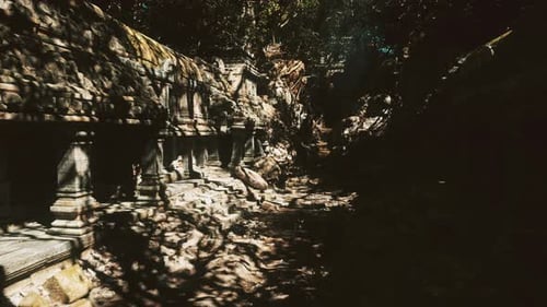 Des fragments de temple recouverts de mousse sous un auvent céleste scintillant reposent