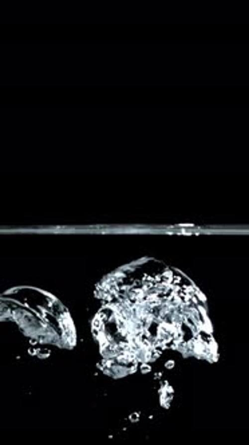 Cámara lenta: agua con burbujas de aire filmada con una cámara de alta velocidad a 1000 fps