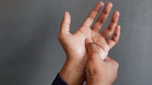 Mann leidet unter Schmerzen in der Hand, Nahaufnahme