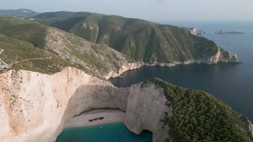 Vista aérea de Shipwreck Beach en Zante, Grecia, con acantilados y aguas cristalinas