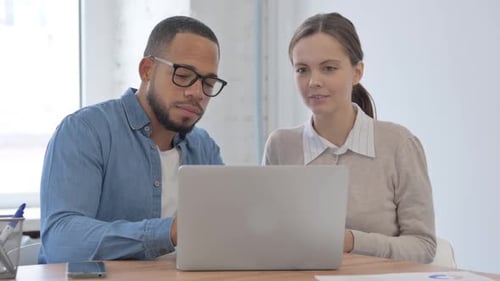 Online-Chat von multiethnischen Gelegenheitsleuten bei der Arbeit