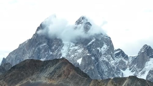 Vue aérienne des montagnes d'Ushba, l'un des sommets les plus remarquables des montagnes du Caucase.